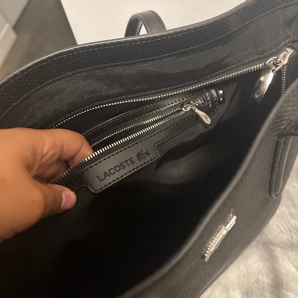 LACOSTE SAC CABAS CHANTACO EN CUIR PIQUÉ + PORTEFEUILLE - Picture 5 of 12
